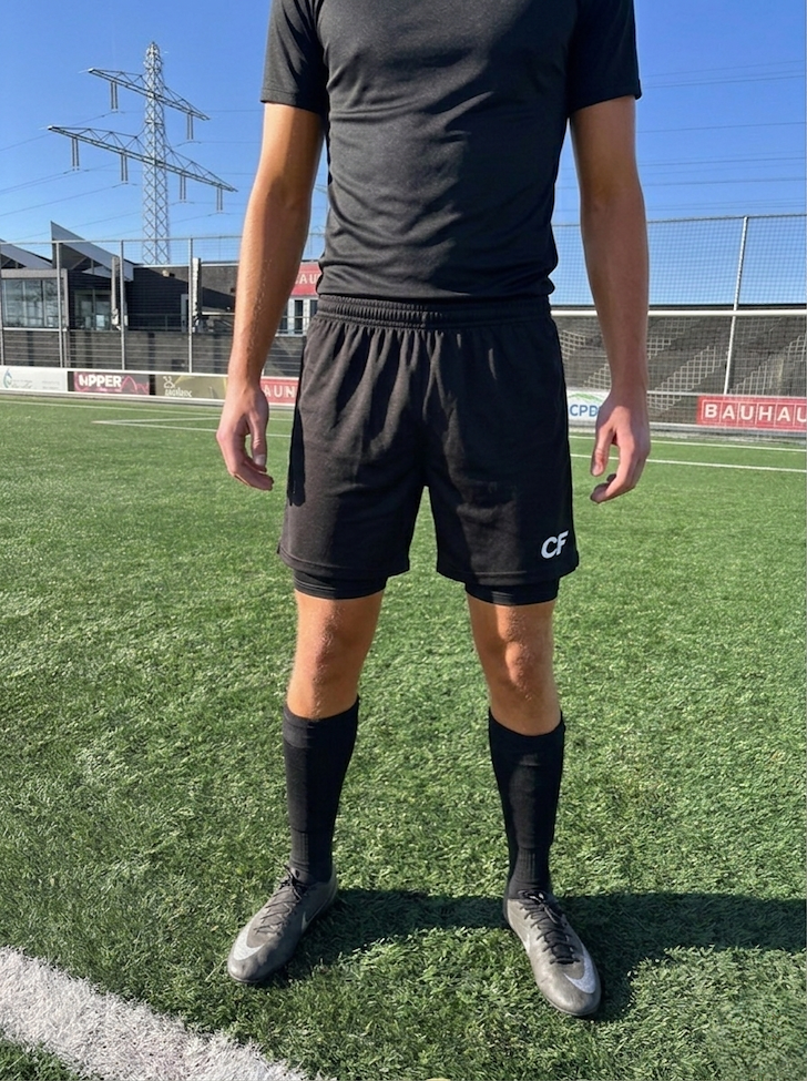 Voetballer draagt het CF Sport voetbalbroekje op het veld